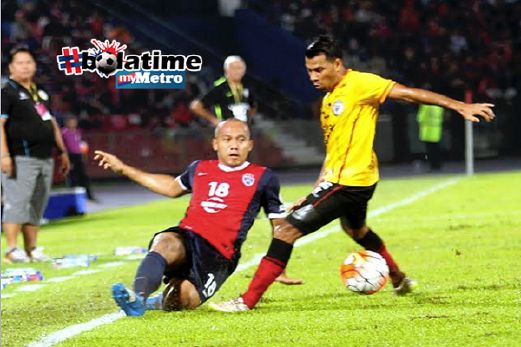 Pemain Johor DT, Mahali Jasuli diasak pemain Sarawak, Rames Lai dalam saingan kumpulan B Piala Malaysia, malam tadi. FOTO Zulkarnain Ahmad Tajuddin
