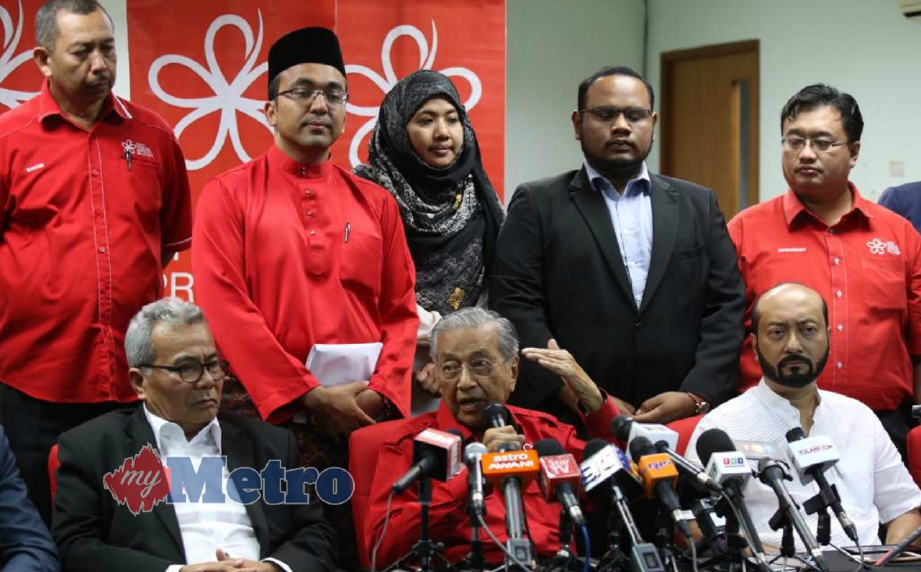 DR Mahathir menjawab soalan pada sidang media selepas mempengerusikan mesyuarat Majlis Kepemimpinan Tertinggi BERSATU di Menara Yayasan Selangor, malam tadi. FOTO Mohd Yusni Ariffin.