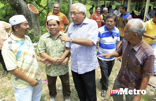 Menteri Pendidikan Datuk Seri Mahdzir Khalid (tengah) berbual dengan penduduk kampung ketika majlis korban di Kampong Mani, Kuala Nerang, Kedah. - Foto SHARUL HAFIZ ZAM