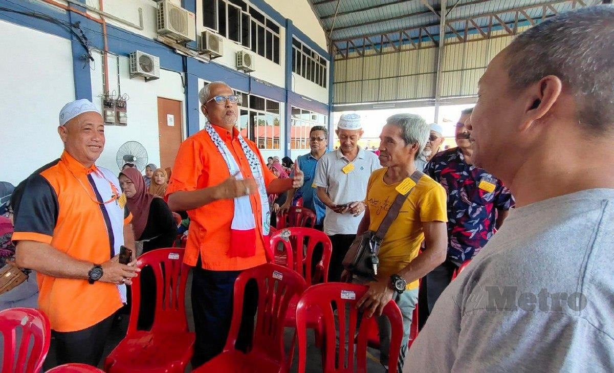 MAHFUZ beramah mesra dengan perwakilan parti di Mesyuarat Tahunan Amanah kawasan Pasir Mas di Dewan Lembaga Kemajuan Pertanian Kemubu (KADA) Tendong, hari ini.