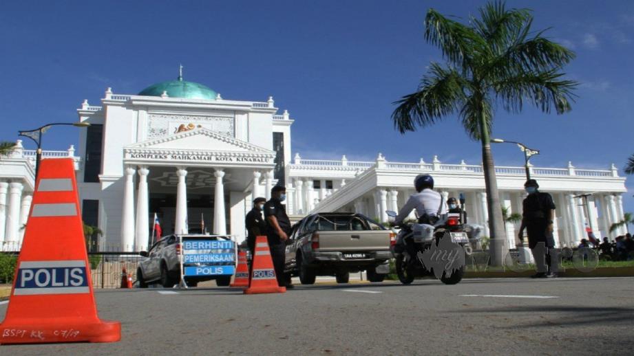 ANGGOTA polis meningkatkan melakukan sekatan jalan raya ke Kompleks Mahkamah Kota Kinabalu. FOTO Malai Rosmah Tuah. 