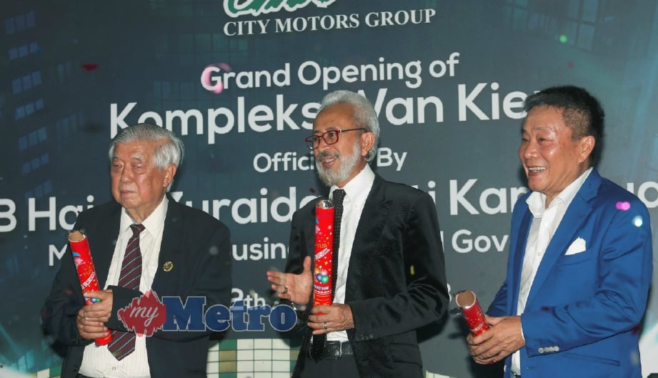 RAJA Kamarul Bahrin Shah (tengah) bersama Pengerusi Eksekutif Kumpulan City Motors, Dr Foo (kiri) dan Eddie pada Majlis Perasmian Pembukaan Kompleks Wan Kien di Petaling Jaya, malam ini. FOTO Rosdan Wahid. 