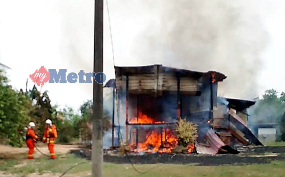 ANGGOTA bomba berusaha memadam kebakaran rumah wanita warga emas di Kampung Guai, Temerloh, hari ini. FOTO ihsan bomba. 
