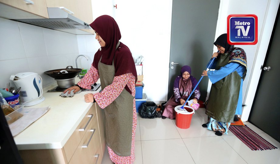 NOR Hannan (kanan), Nor Syahirah (tengah) dan Nur Zawani membersihkan rumah pelanggan di Cyberjaya. FOTO Zulfadhli Zulkilfi