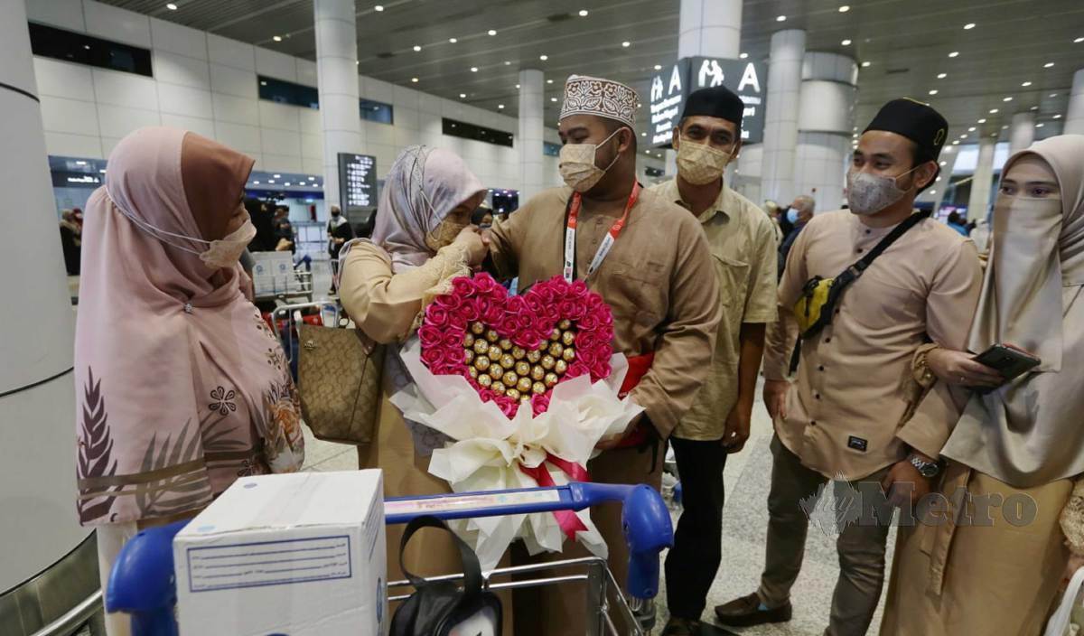 MUHAMMAD Nazrul disambut isteri, Nur Afiqah Azwana serta ahli keluarga sebaik tiba di Lapangan Terbang Antarabangsa Kuala Lumpur (KLIA). FOTO Mohd Fadli Hamzah
