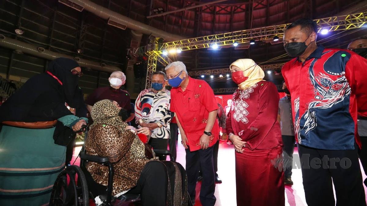 Ismail Sabri menyampaikan sumbangan kepada penyanyi, Aida Agil pada Majlis Makan Malam Tahun Baru Cina 2022 di Stadium Tertutup, Kompleks Sukan Educity, Iskandar Puteri, Johor. FOTO NUR AISYAH MAZALAN