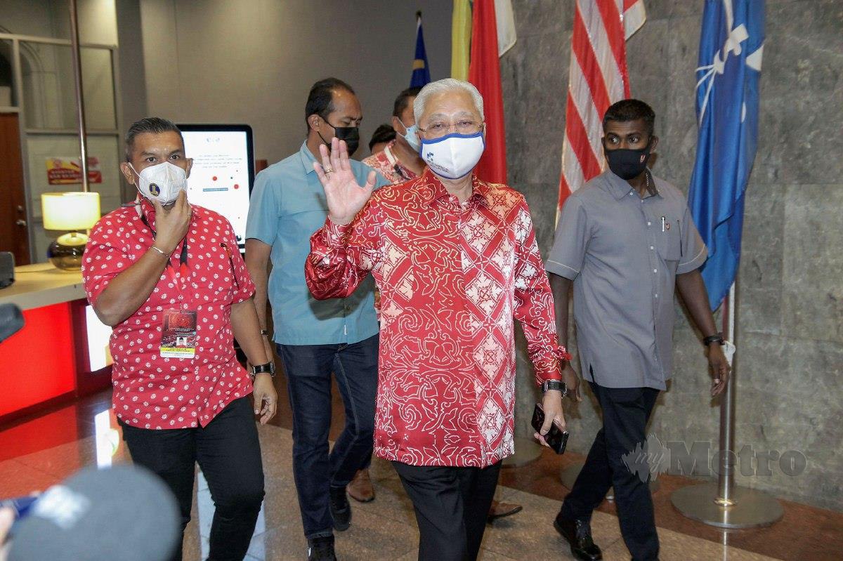 ISMAIL Sabri melambai tangan selepas Mesyuarat MKT Umno di Menara Dato Onn, Kuala Lumpur, malam ini. FOTO AIZUDDIN SAAD
