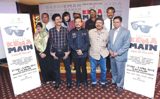 KHALID bersama Ketua Pengarah IB Datuk Mohamed Juhari Shaarani (depan tiga dari kanan), Pengarah Urusan ITBM Mohd Khair Ngadiron (kanan) serta barisan pelakon Kena Main.