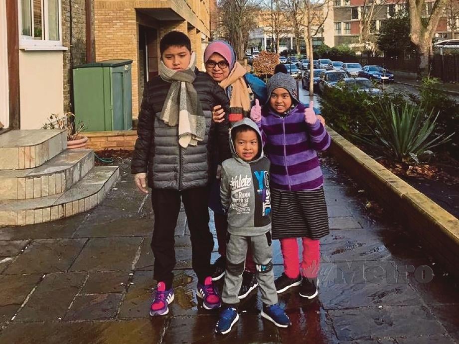 FARIZATUL (tengah) bersama Fawwaz (kiri) dan dua anak lain ketika bercuti ke luar negara.