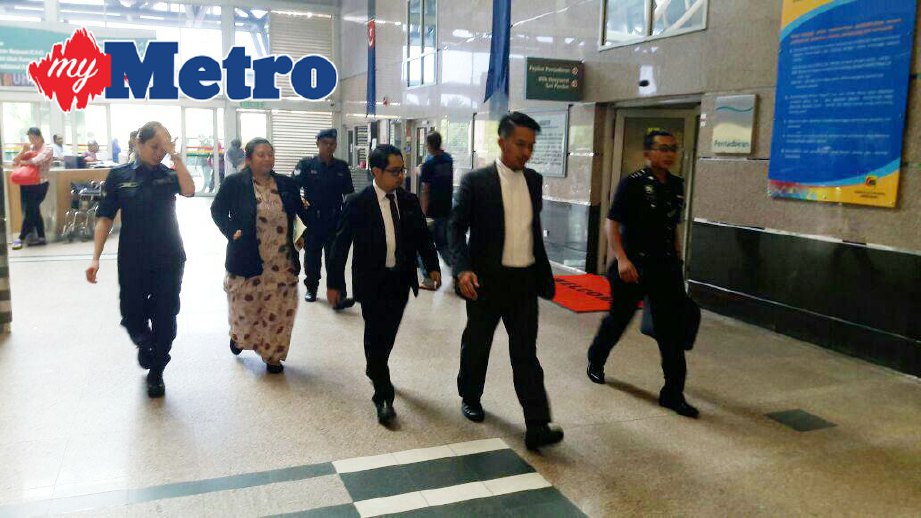 Mohd Azlan (depan) bersama kakitangan mahkamah hadir ke HSI untuk membacakan pertuduhan terhadap seorang lelaki berusia 54 tahun tengah hari tadi. FOTO Mohd Sabran Mohd Sani