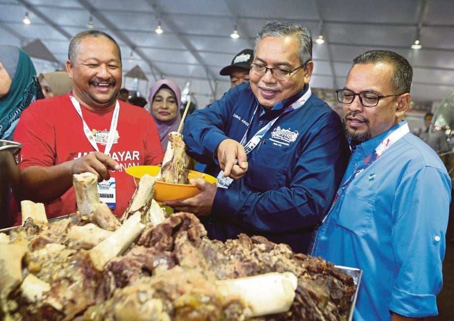  ZAINAL  (tengah) melawat gerai jualan Empayar Makanan pada HPPNK 2019 di Angsana Johor Bahru Mall. 
