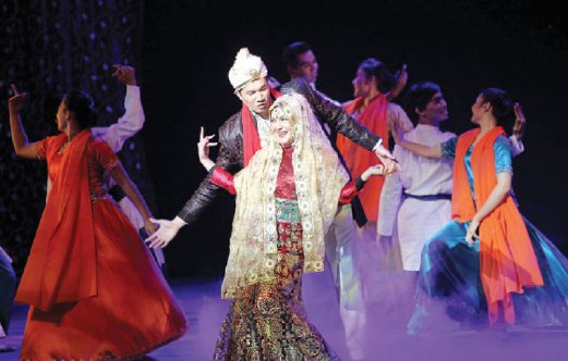 PELAKON popular Umie Aida dan Ungku Ismail turut menjayakan teater Mak Cun.