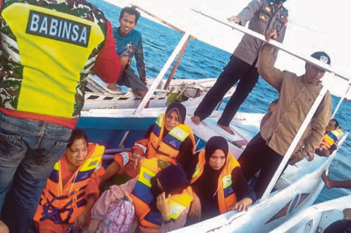 ANTARA mangsa yang diselamatkan selepas bot berkenaan, karam. FOTO Basarnas / AFP