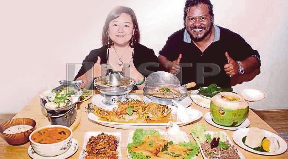 ANEKA hidangan asli Thai disediakan Esther (kiri) dan Iman bagi memastikan rasa makanan disediakan sama.