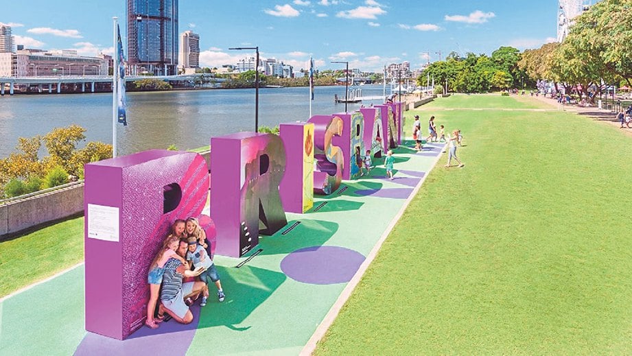 MERCU tanda Brisbane di South Bank Parklands menjadi tumpuan pelancong untuk bergambar.
