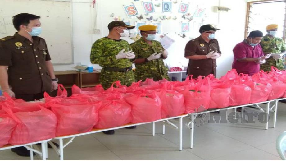 RELA Hulu Selangor mengagihkan 1,000 bungkusan makanan harian kepada lapan Perkampungan Orang Asli ketika PKP. FOTO Md Fuzi Abd Lateh. 
