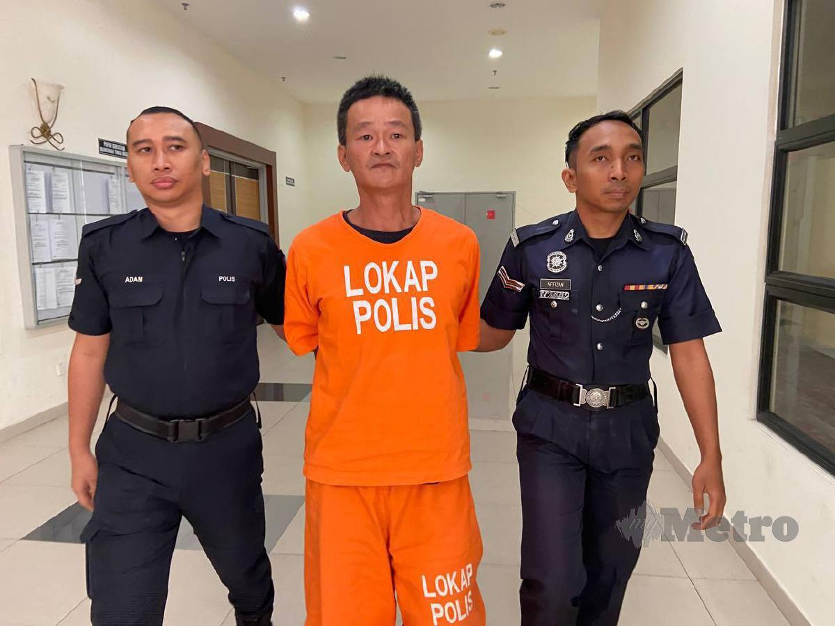 Hock Lai dibawa keluar dari Mahkamah Majistret Muar selepas tidak mengaku pecah cermin rumah dan kereta serta air kencing positif dadah. FOTO Alias Abd Rani