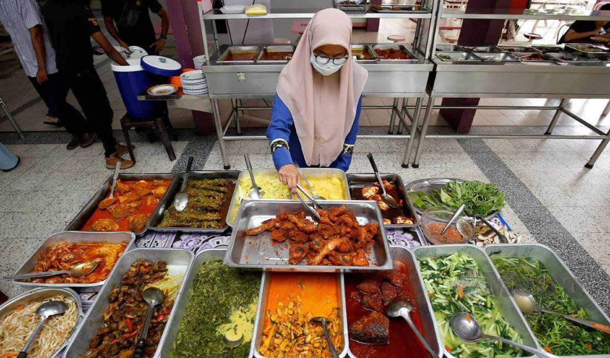 PELAJAR membeli makanan ketika tinjauan di kampus Universiti Sains Malaysia (USM). FOTO Mikail Ong