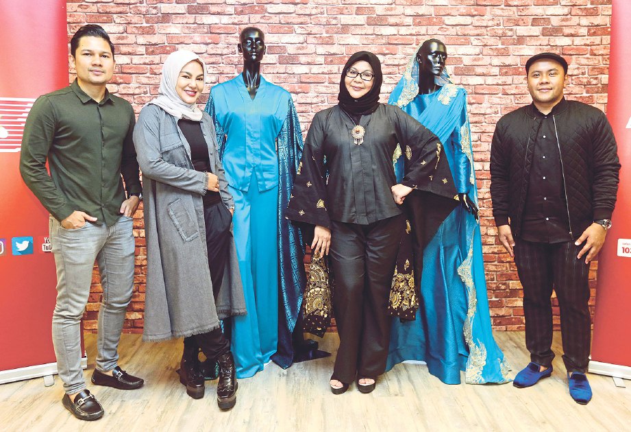 DATIN Umie Aida, Erma dan pereka fesyen, Ahsraff Zainal (kanan) pada sesi perkongsian Mak Cun ke Couture 