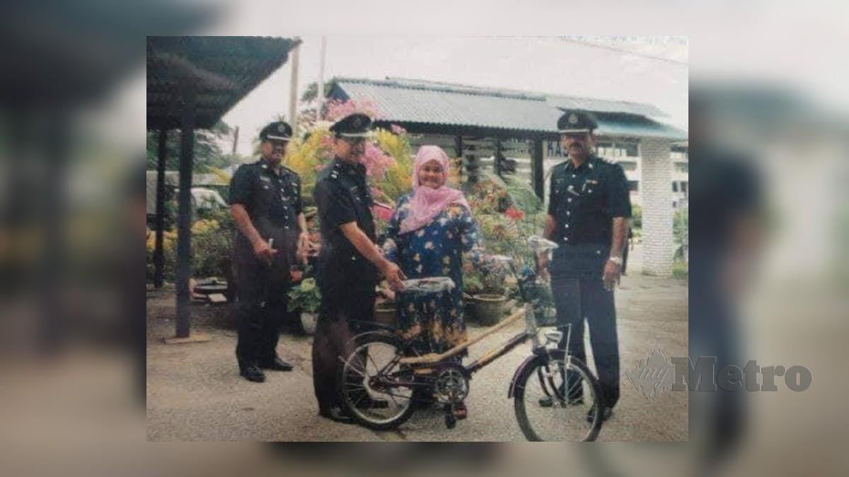 GAMBAR kenangan Mak Cik Saadiah ketika menghantar makanan kepada anggota polis di IPD Gerik. FOTO ihsan pembaca
