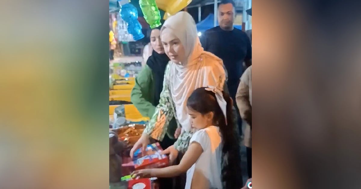 Netizen puji Siti bawa anak ke pasar malam