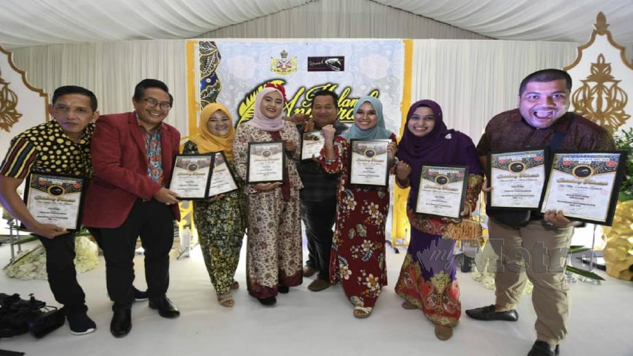 Wartawan MPB bergambar bersama sijil kemenangan masing-masing selepas mengungguli MAKK 2018 anjuran KEMUDI. Foto NSTP 