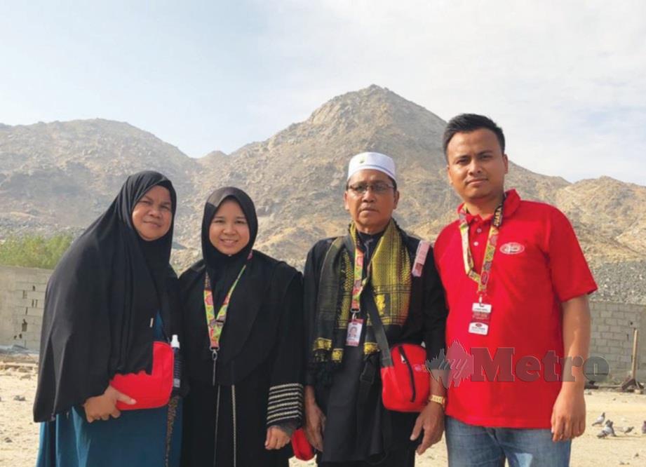 MOHAMMAD Faizal (kanan) bersama ibu bapa mentua serta isteri di kawasan Jabal Thur.