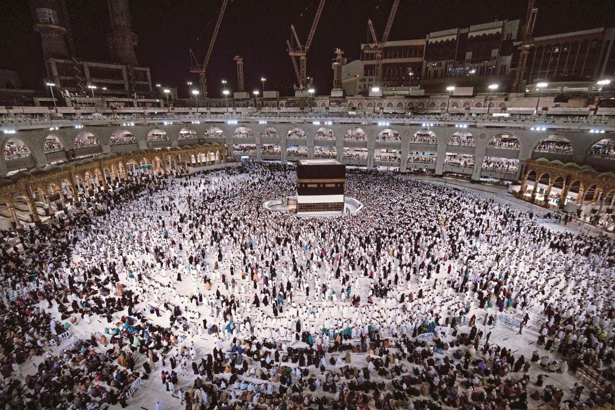 FOTO pada 6 Jun menunjukkan jemaah haji di Masjidilharam, Makkah. FOTO AFP 