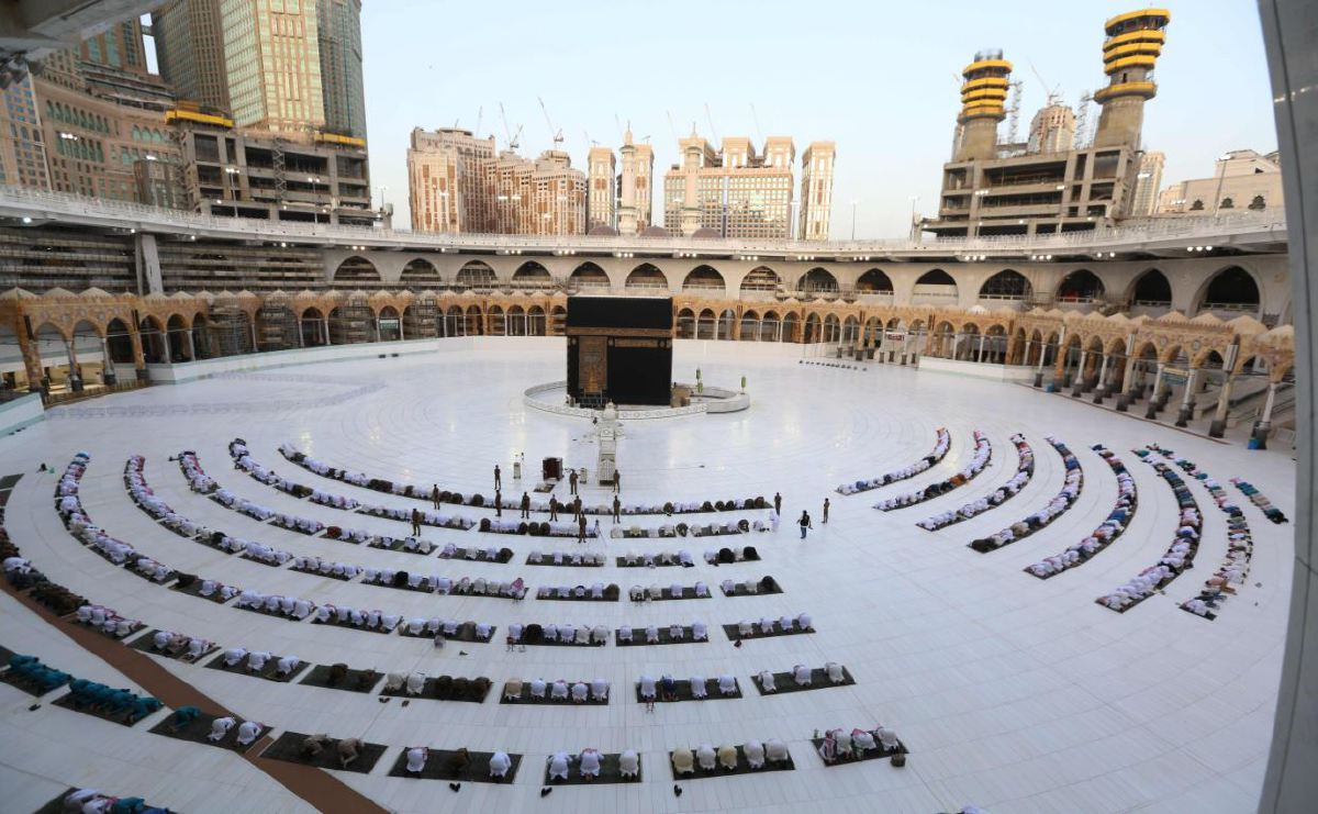 JEMAAH menunaikan solat sunat Aidilfitri dengan jumlah terhad di Masjidil Haram, Makkah pada 24 Mei 2020 berikutan Covid-19. FOTO AFP.