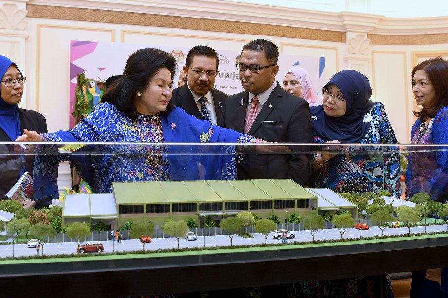 ROSMAH bersama Idris (dua dari kanan) melihat model Permata Kurnia yang akan dibina di Melaka. 