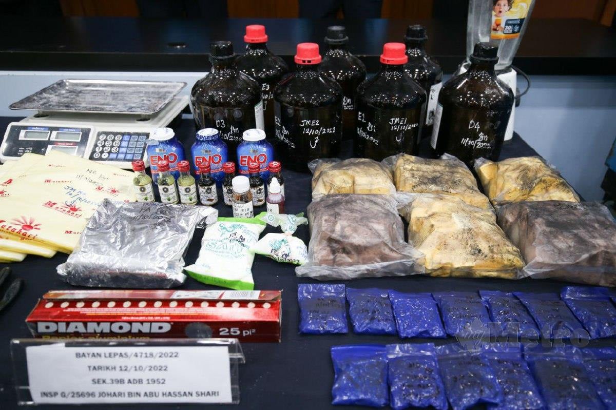 HASIL rampasan heroin 4,530 gram, pil Yaba 309.54 gram, Kafein 14,880 gram dan peralatan memproses dadah anggaran bernilai RM81,330 pada sidang media di Ibu Pejabat Daerah Barat Daya, Balik Pulau hari ini. FOTO MIKAIL ONG