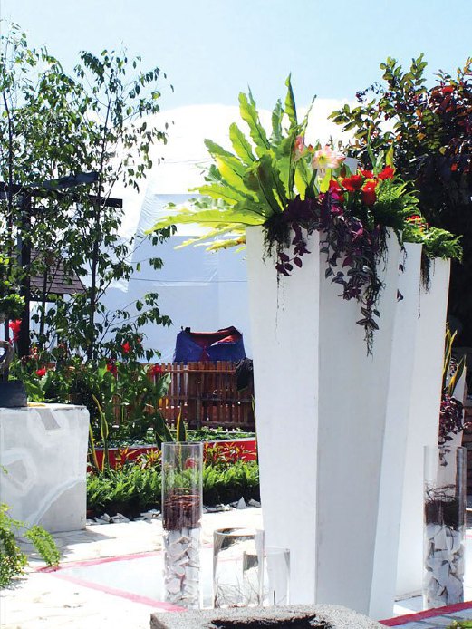 PASU besar putih dihiasi bunga dan tanaman pilihan ini antara idea seni taman Joel.
