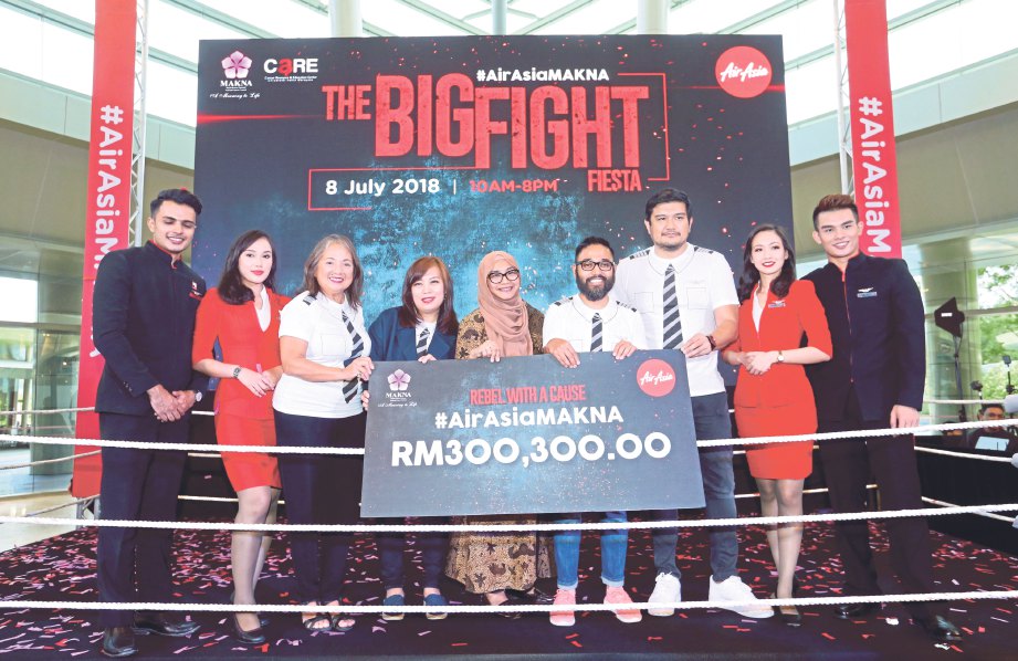 RIAD (empat dari kanan) ketika menyampaikan sumbangan kempen ‘#AirAsiaMAKNA: The Big Fight Fiesta’ kepada Farahida (tengah).