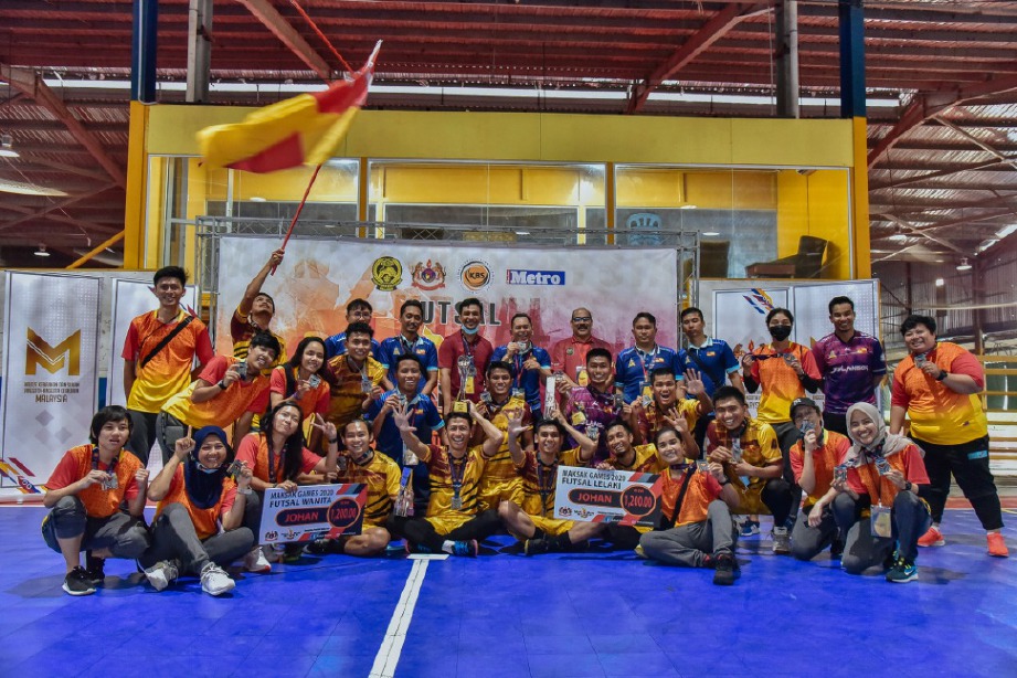 BARISAN pemain futsal lelaki dan wanita Selangor meraikan kejayaan muncul juara futsal MAKSAK Malaysia. FOTO Ihsan MAKSAK