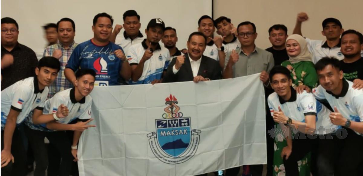 MANSUR (tengah) dan Asmey (jersi biru) bersama pemain futsal Sabah yang akan bersaing di Sukan MAKSAK 2024 di Kulai, Johor. FOTO IZWAN ABDULLAH