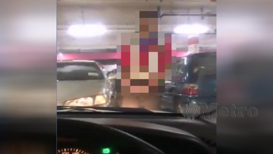 Gambar daripada rakaman video dibuat mangsa terhadap seorang lelaki yang didakwa menunjukkan kemaluan kepadanya di kawasan parkir di sebuah pasar raya di Bandar Baru Medan Ipoh hari ini. Foto Ihsan Pembaca