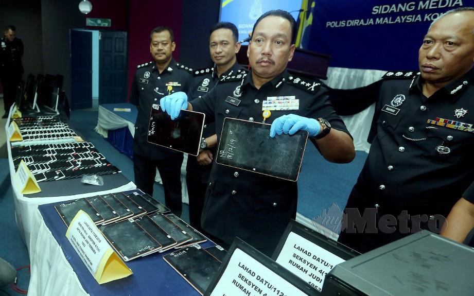 ZAINI (dua dari kanan) menunjukkan antara barangan yang dirampas pada sidang media di IPK Sabah. FOTO Malai Rosmah Tuah.