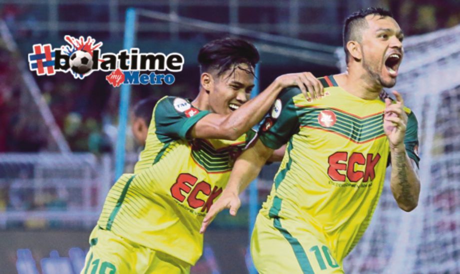 PEMAIN Kedah, Sandro Da Silva Mendonca (kanan) meraikan gol pertama ketika menentang pasukan FELDA United di Stadium Darul Aman. FOTO Amran Hamid 