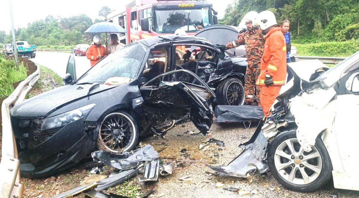 KEADAAN kereta yang terbabit di dalam kemalangan mengakibatkan seorang maut. FOTO Rosli Ilham