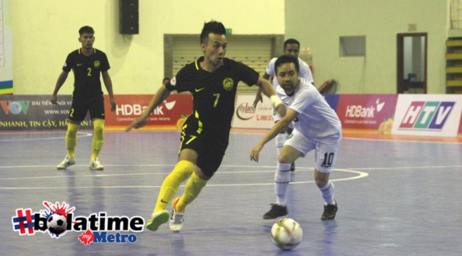 AKSI pemain negara Mohd Khairul Effendy (tengah) ketika menentang Timor Leste. -Foto AFC