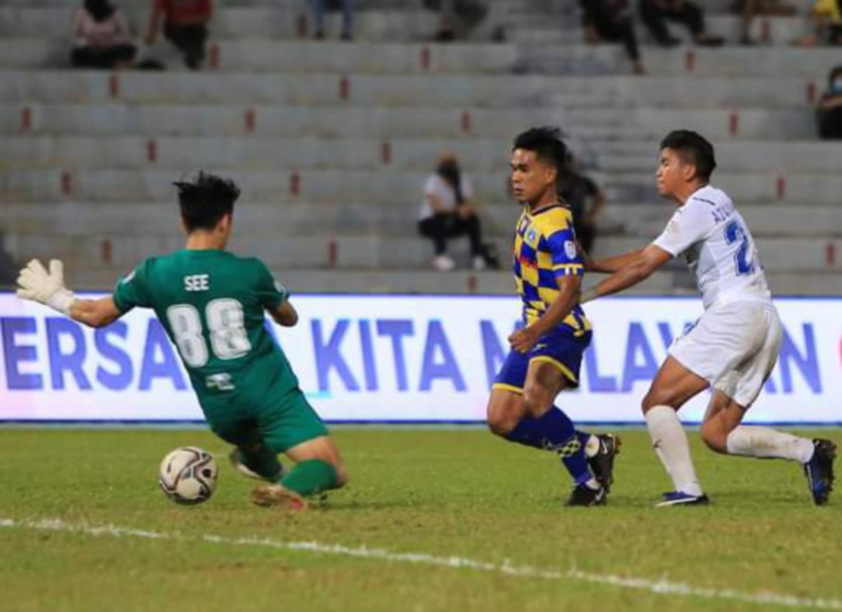 Aksi Abdul Malik Mat Ariff (tengah) ketika berdepan Penang FC. FOTO Sri Pahang FC .