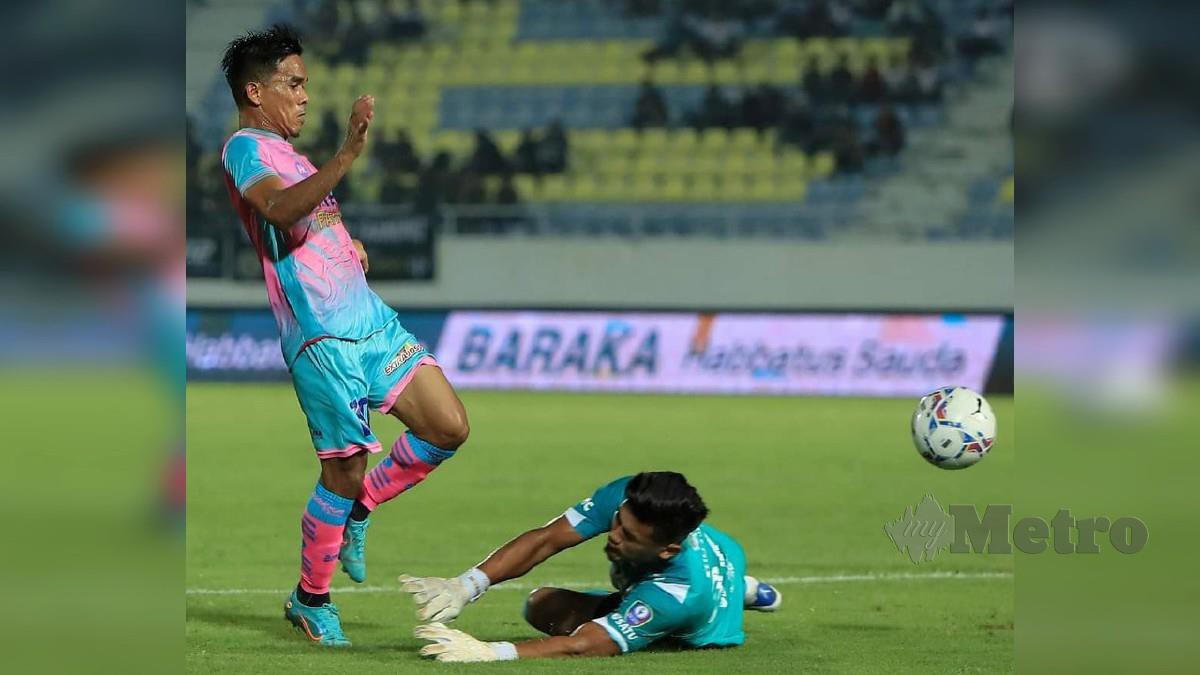PENYERANG Sri Pahang, Abdu Malik Mat Ariff (kanan) menolak bola melepasi penjaga gol Terengganu FC, Suhaimi Husin pada 3 Julai lalu. FOTO ihsan SRI PAHANG FC