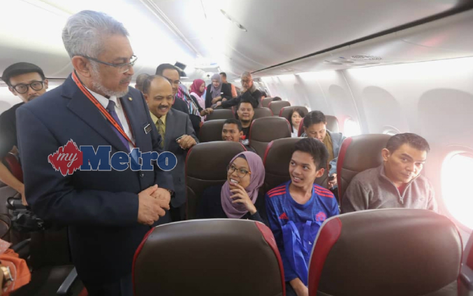 KHALID (kiri) berbual bersama penumpang penerbangan pertama Malindo Air dari KLIA ke Labuan ketika majlis pelepasan di KLIA, Sepang, hari ini. FOTO Mohd Fadli Hamzah.