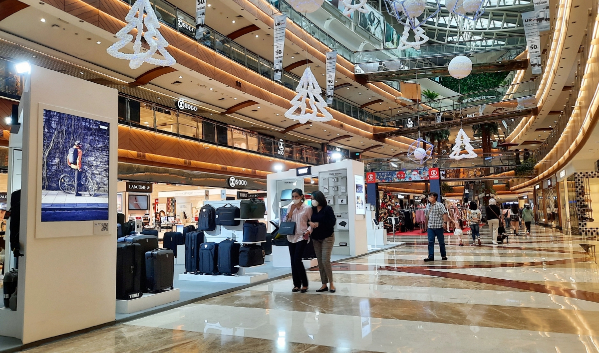 INDONESIA mengehadkan jumlah pengunjung ke pusat beli-belah, pawagam dan restoran ketika cuti sempena Krismas dan Tahun Baru. FOTO EPA 