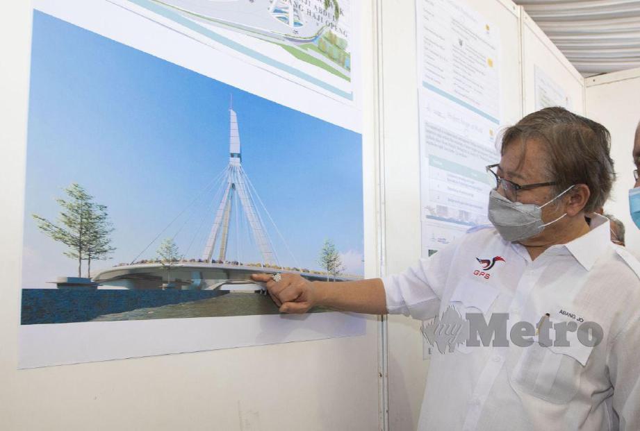 ABANG Johari melihat lakaran artis bagi projek Jambatan Kampung Bintangor Baru. FOTO Mohd Roji Kawi