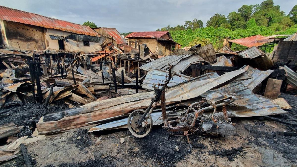 ANTARA rumah yang musnah dalam kebakaran di Kampung Bukit Malut, semalam. FOTO HAMZAH OSMAN