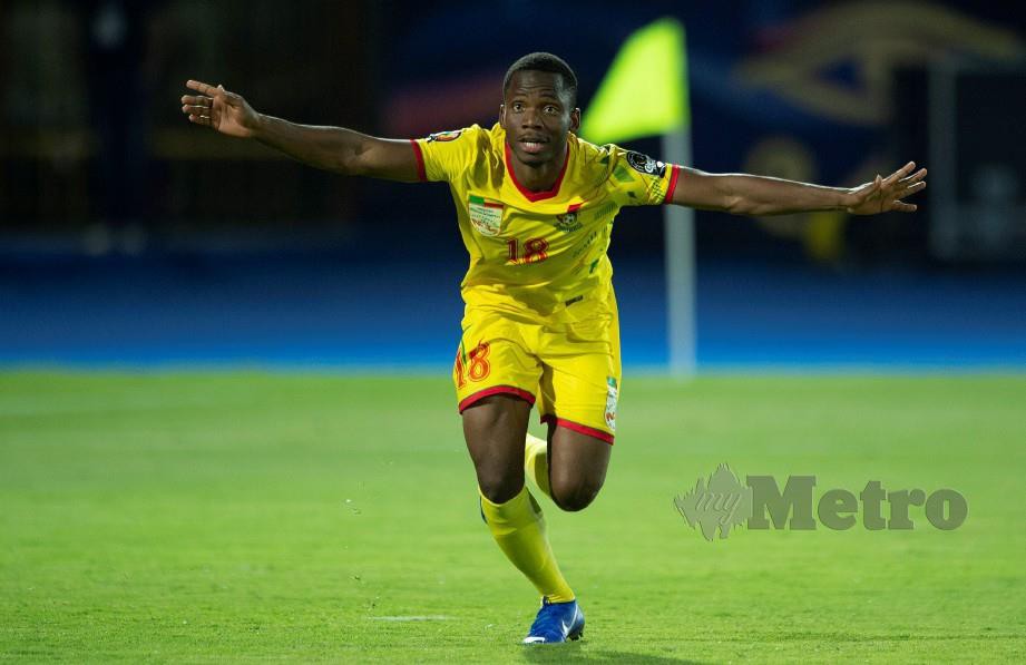 SEIBOU meraikan kejayaannya meledak penalti kemenangan Benin yang menyingkirkan Maghribi. — FOTO EPA