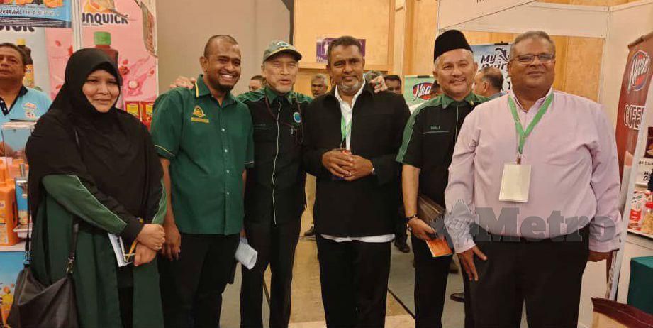 JAWAHAR Ali (tiga kanan) bersama Ketua Aktivis Persatuan Pengguna Islam Malaysia Datuk Nadzim Johan (tiga kiri) selepas Mesyuarat Agung Tahunan PRESMA ke-15. FOTO Yusmizal Dolah Aling