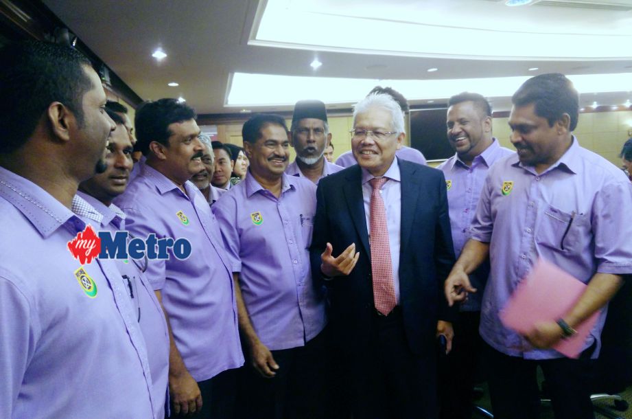Hamzah beramah mesra bersama Ahli Jawatankuasa PRESMA ketika mengadakan kunjungan dan perbincangan di Putrajaya. FOTO Samadi Ahmad 