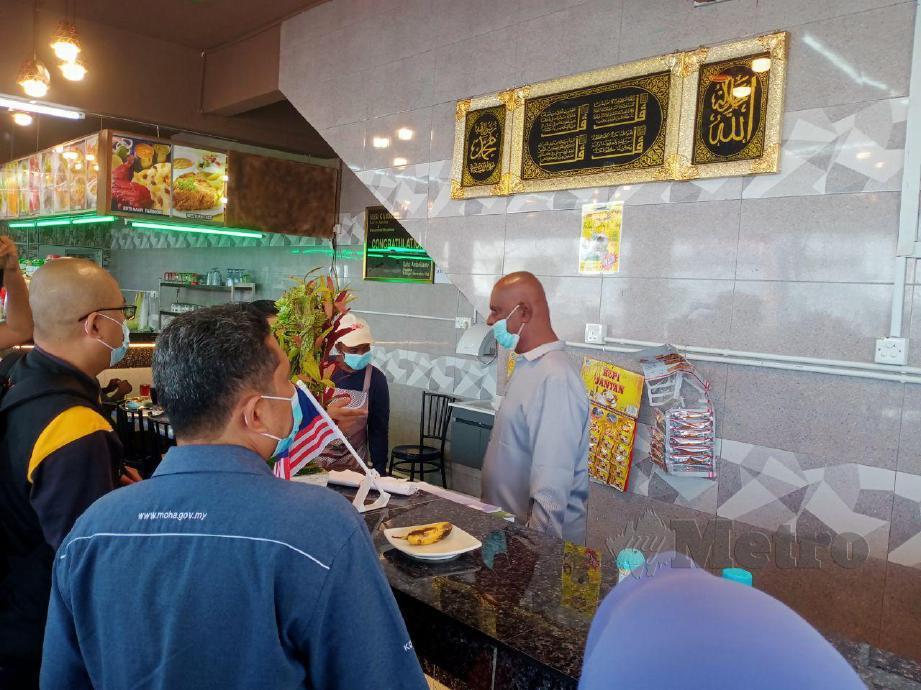 PENGUAT KUASA KPDNHEP bersama JHEAINS dan KDN membuat pemeriksaan Ops Halal di sebuah restoran di Lukut. FOTO Mohd Khidir Zakaria